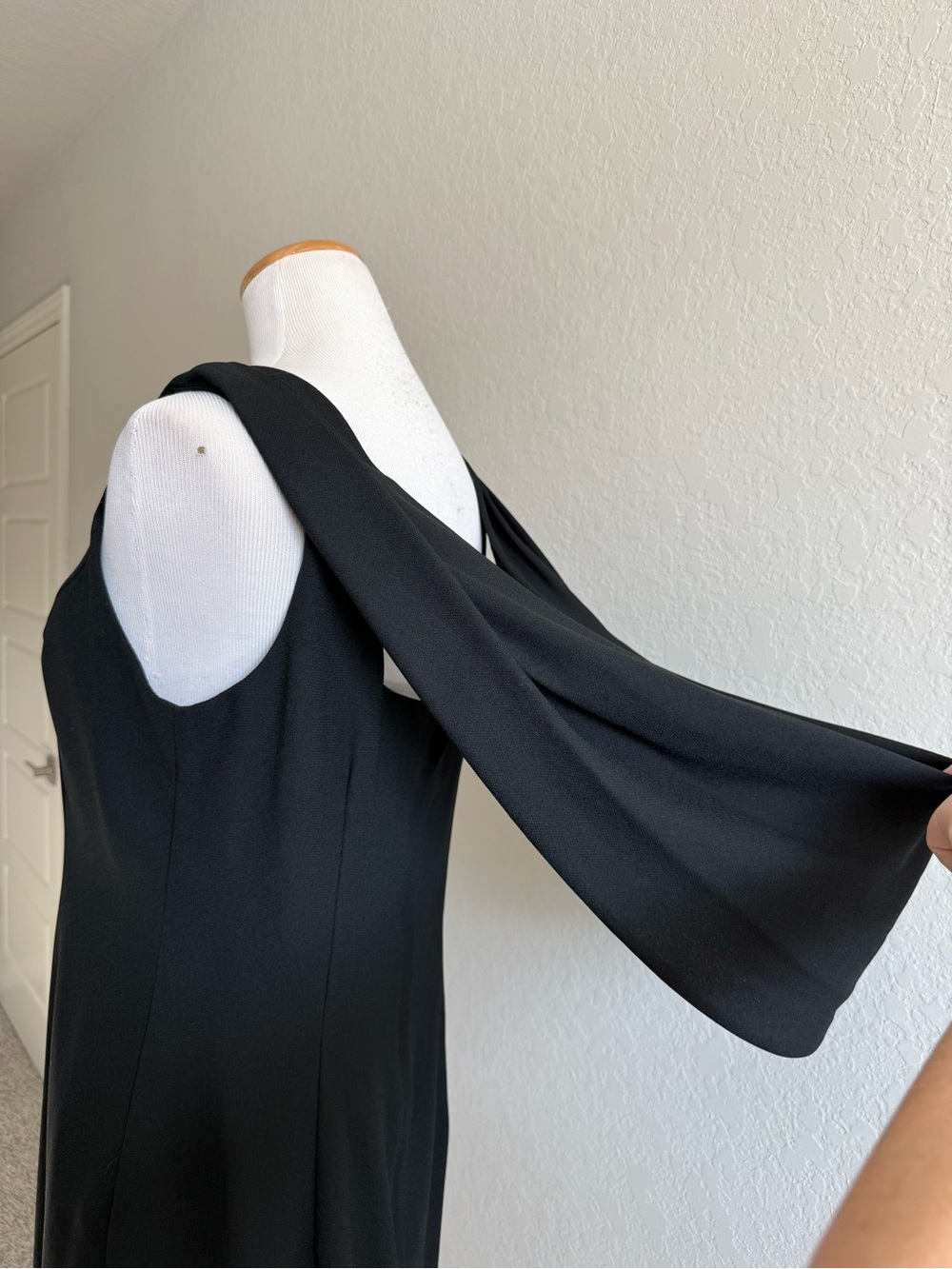 Elegant Black Draped-Back Cocktail Dress - Picture 5 of 9